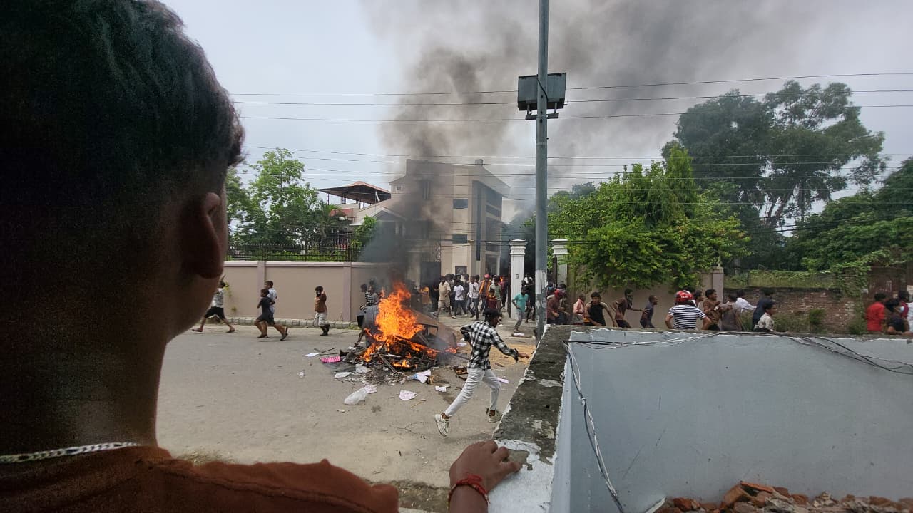 एमाले नेता रघुवीर महासेठको घरमा आगजनी